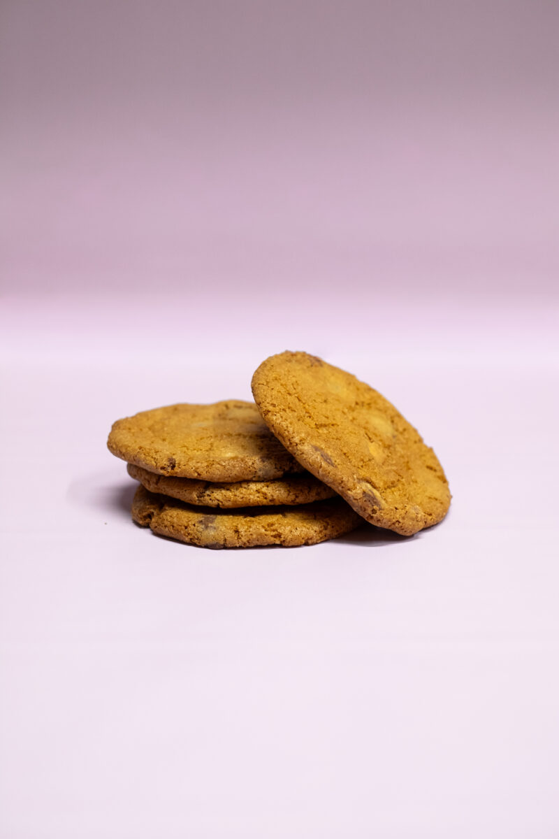 Chocolate chip cookies, Heerlijke huisgemaakte koeken met heerlijke stukken chocolade. Hard van buiten, zacht van binnen en met z’n vieren in een zakkie