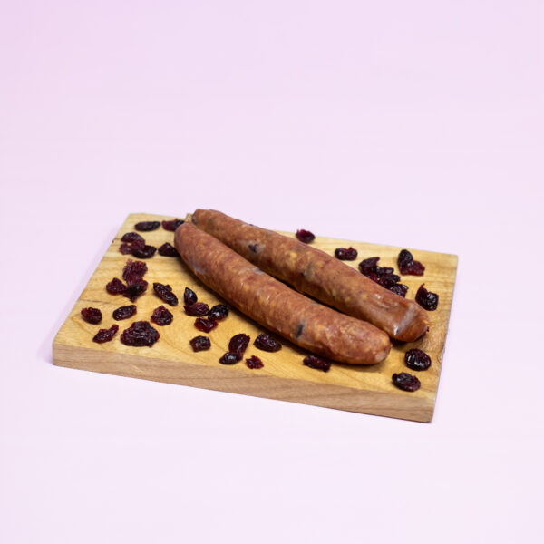 Cranberry worst van slagerij Schaafsma, Onze alom bekende droge worst met een van de bekendste producten van het eiland: de cranberry. Gerookt met beukensnippers. Tip van de slager: snijd de worst schuin aan voor een breder smaakoppervlak. 2 stuks per verpakking