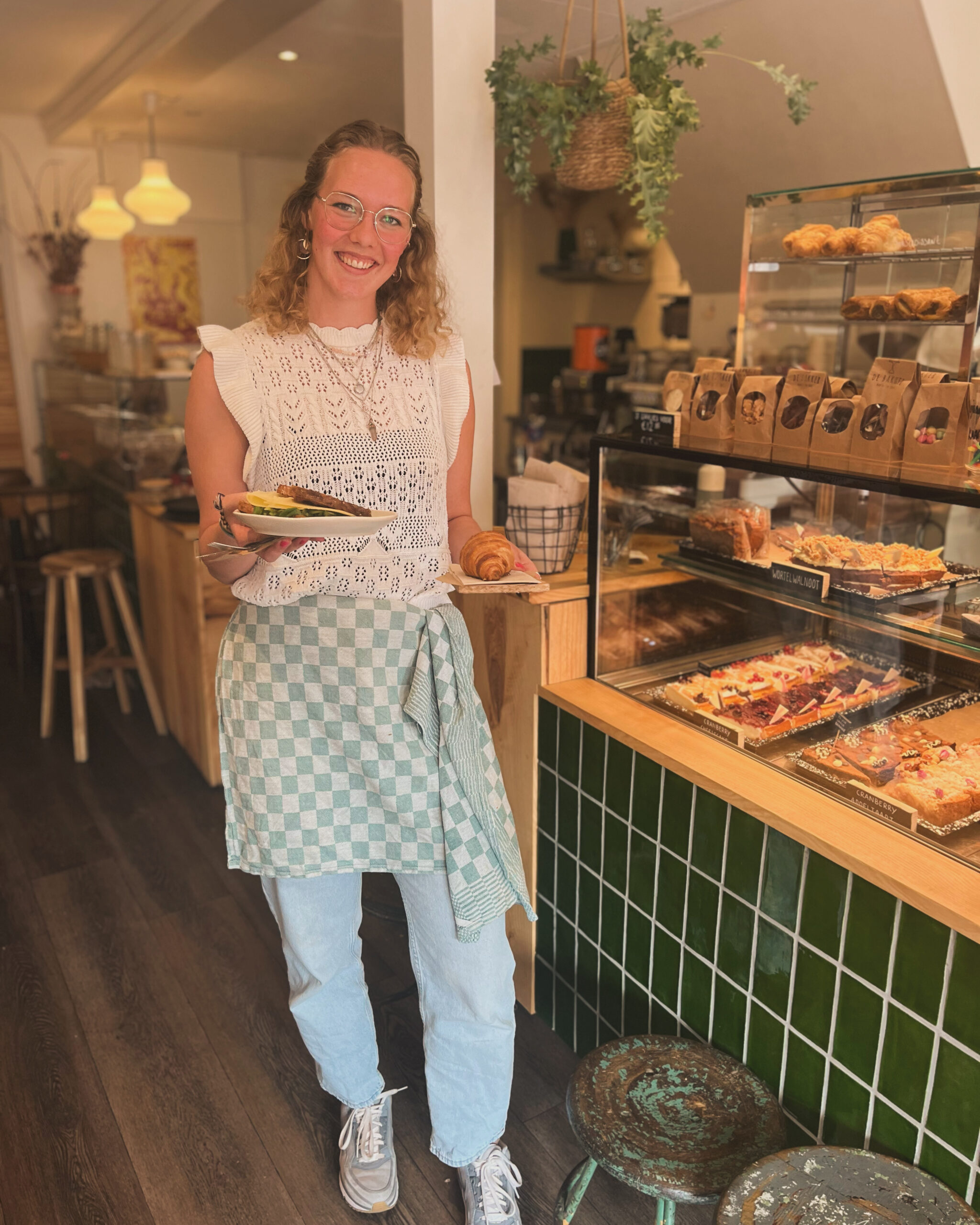 Esther, medewerker bediening en winkel