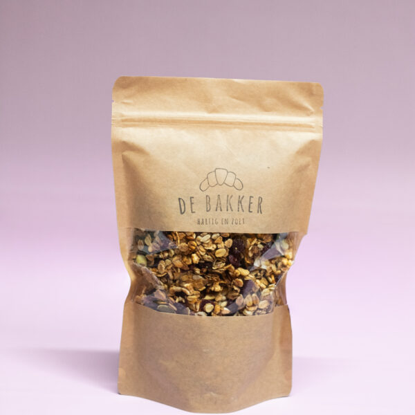 Huisgemaakte granola met cranberry's 750gr, Huisgemaakte granola door de Bakkers van Terschelling. Deze knapperige mix bevat onder andere cranberry's haver, gepofte tarwe en kokosvlokken. Een zak bevat 750 gram.