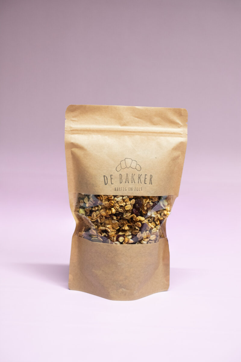 Huisgemaakte granola met cranberry's 750gr, Huisgemaakte granola door de Bakkers van Terschelling. Deze knapperige mix bevat onder andere cranberry's haver, gepofte tarwe en kokosvlokken. Een zak bevat 750 gram.