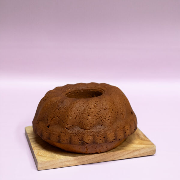 Potjekoek, De enige echte Bakkers potjekoek! Een heerlijke cake-achtige koek in tulbandvorm. Perfect voor bij de koffie/thee, en nog beter met een likje roomboter! Ook als kleintje verkrijgbaar.