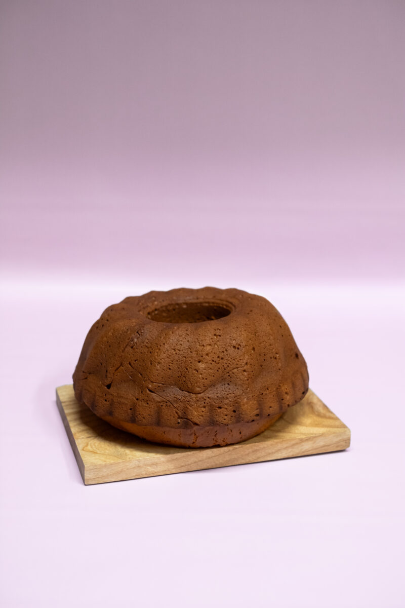 Potjekoek, De enige echte Bakkers potjekoek! Een heerlijke cake-achtige koek in tulbandvorm. Perfect voor bij de koffie/thee, en nog beter met een likje roomboter! Ook als kleintje verkrijgbaar.