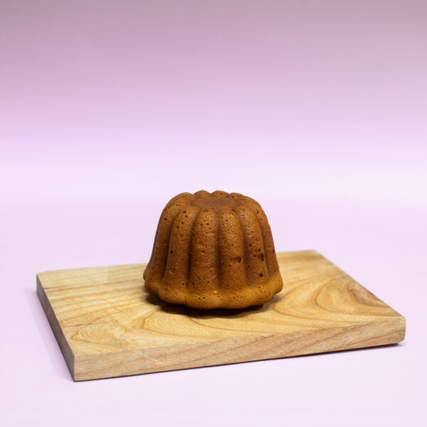 Potjekoek, De enige echte Bakkers potjekoek! Een heerlijke cake-achtige koek in tulbandvorm. Perfect voor bij de koffie/thee, en nog beter met een likje roomboter! Ook als grote verkrijgbaar. Dit is een mini, voor de kleine trek.