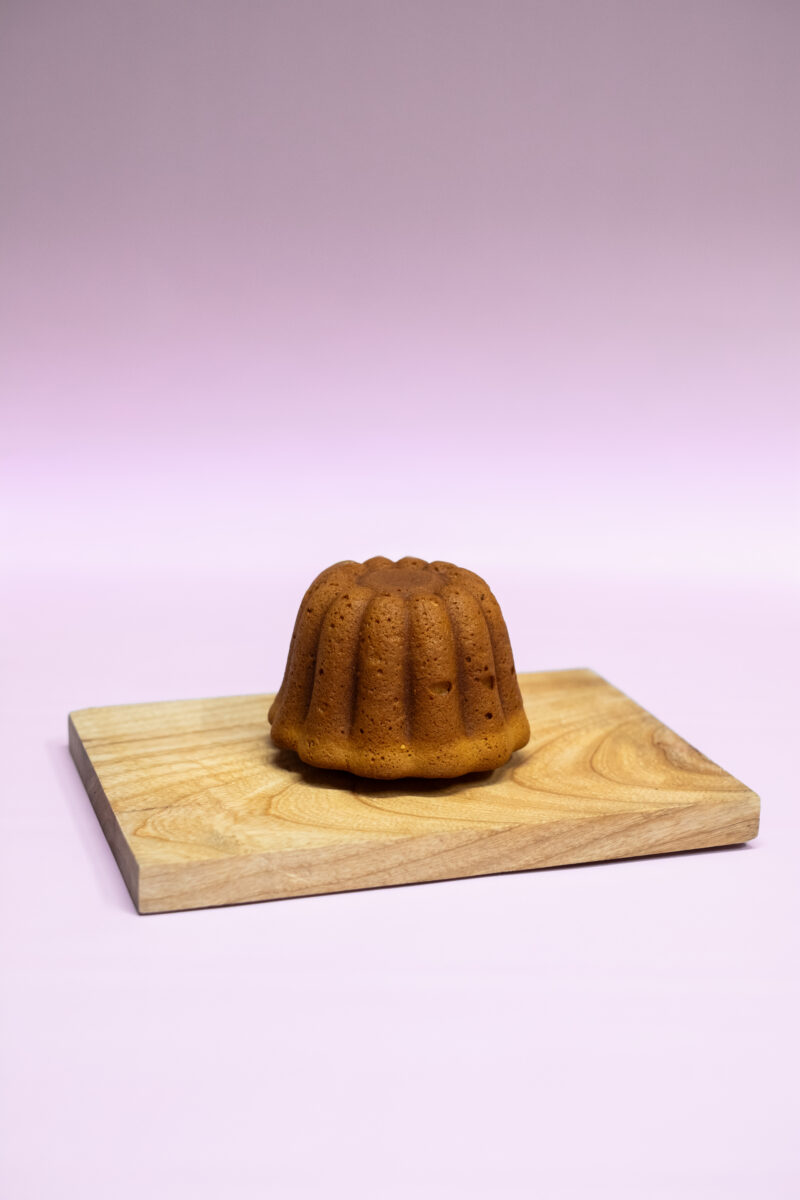 Potjekoek, De enige echte Bakkers potjekoek! Een heerlijke cake-achtige koek in tulbandvorm. Perfect voor bij de koffie/thee, en nog beter met een likje roomboter! Ook als grote verkrijgbaar. Dit is een mini, voor de kleine trek.