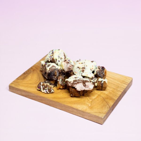 Terschellinger Rocky Road, Onze huisgemaakte Terschellinger Rocky Road is gevuld met oa pondkoek, suikerbrood, cranberry marshmellow, cranberry's en zeezout. Crunchy en zacht. Zoet en zout.