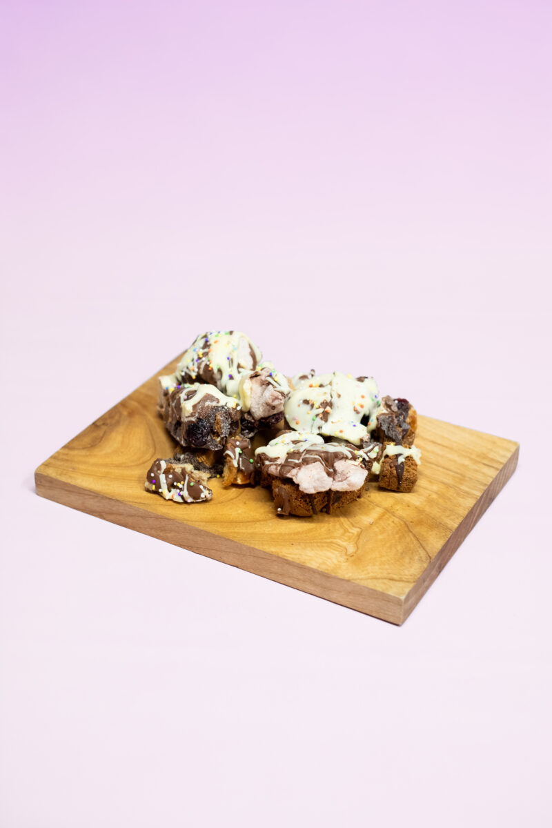 Terschellinger Rocky Road, Onze huisgemaakte Terschellinger Rocky Road is gevuld met oa pondkoek, suikerbrood, cranberry marshmellow, cranberry's en zeezout. Crunchy en zacht. Zoet en zout.