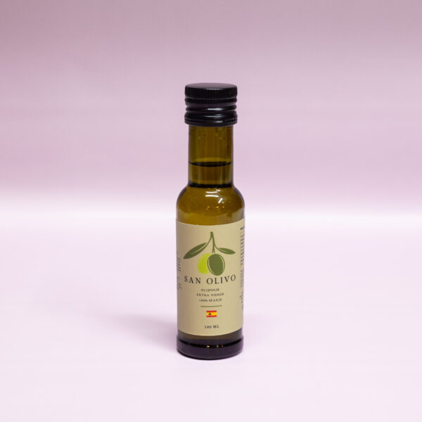 San Olivio olijfolie, Olijfolie van onze vrienden San Olivio. De olijfolie is afkomstig uit Zuid Spanje, rechtstreeks van de San Olivio familie. Er zit 100 ml in een flesje. Heerlijk bij wat desem brood, met wat vlokjes zeezout.