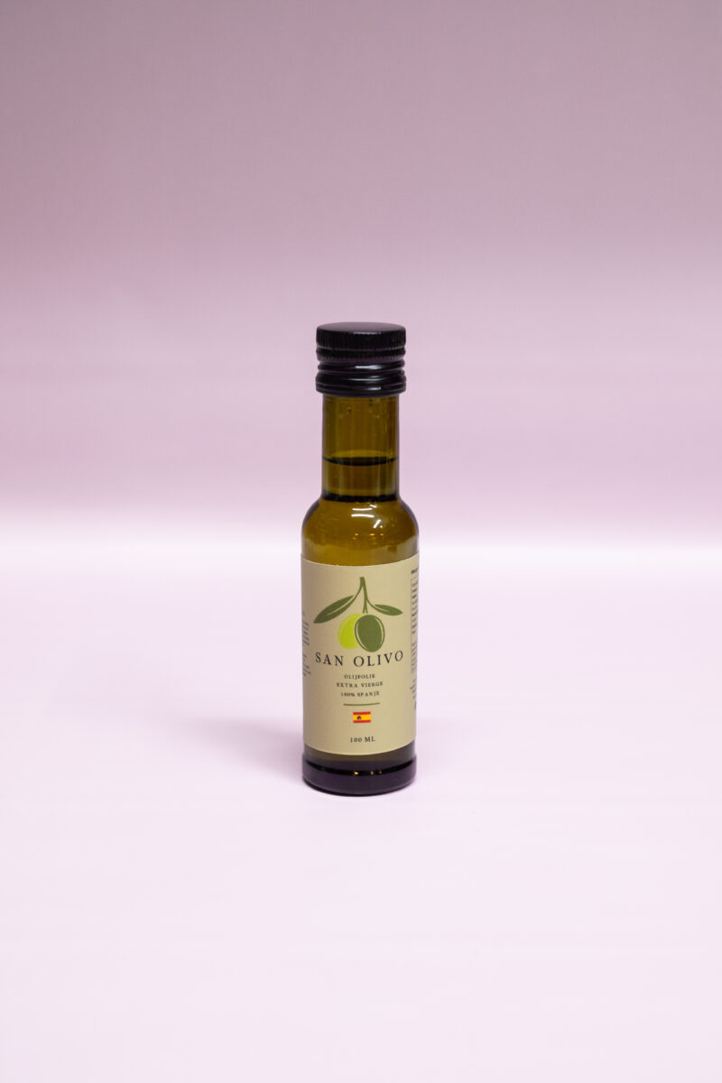San Olivio olijfolie, Olijfolie van onze vrienden San Olivio. De olijfolie is afkomstig uit Zuid Spanje, rechtstreeks van de San Olivio familie. Er zit 100 ml in een flesje. Heerlijk bij wat desem brood, met wat vlokjes zeezout.