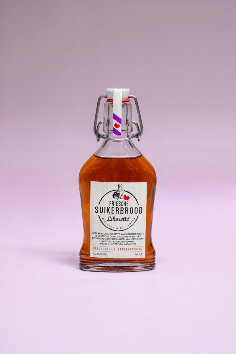 Suikerbrood likeur, Friesche suikerbrood likorette. Gestookt in Harlingen van uitsluitend natuurlijke grondstoffen. Puur en 'suver' van karakter. 14,9% VOL 0,2l